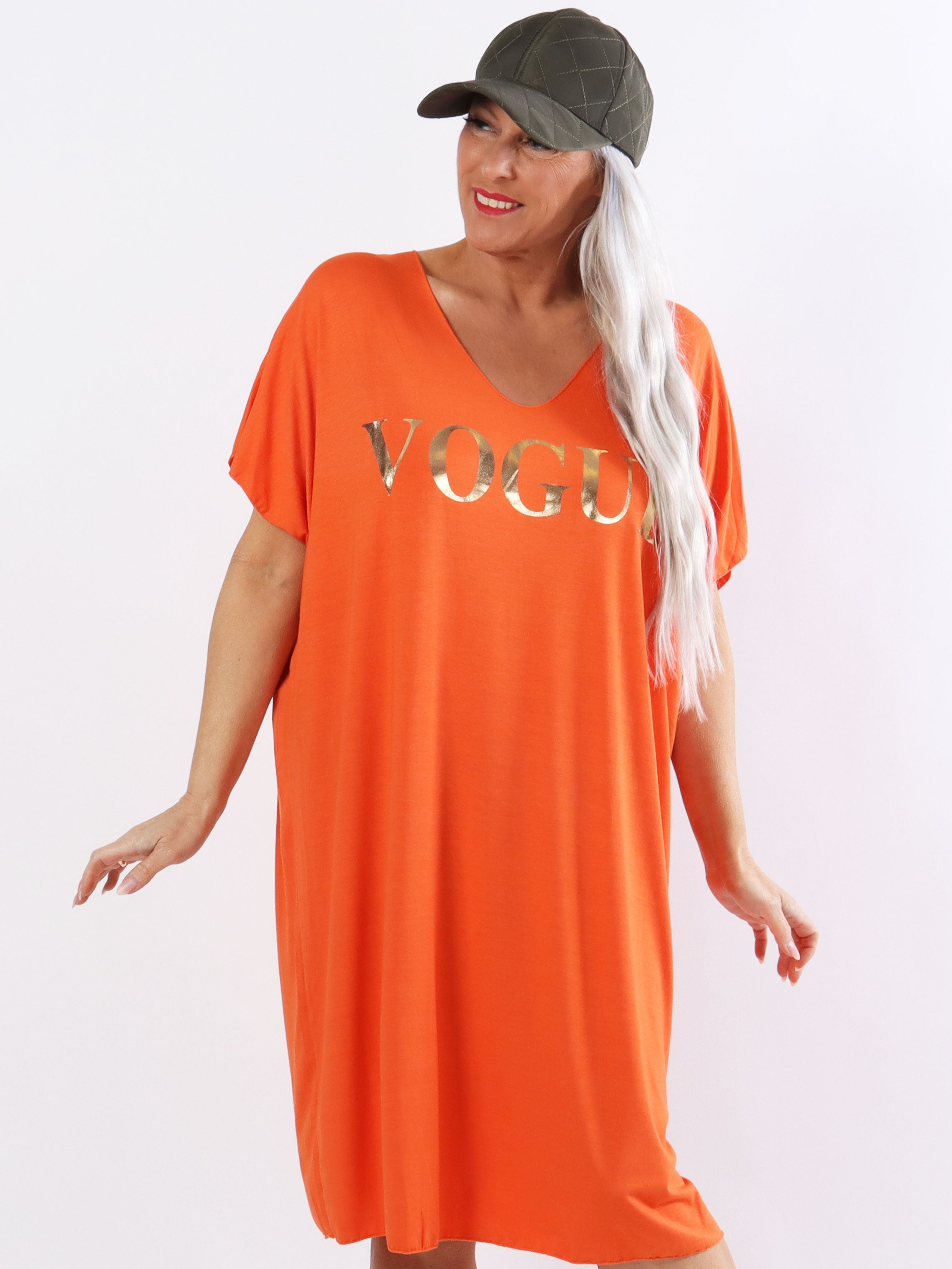 Vogue - Plus size t-shirt klänning i viskos med guldskrift